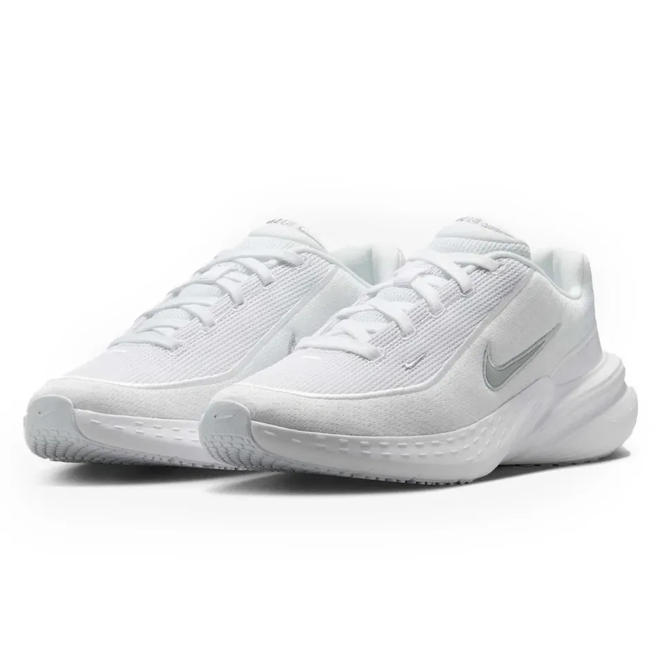 Tênis feminino Nike Uplift SC branco visto em ângulo frontal destacando design e conforto